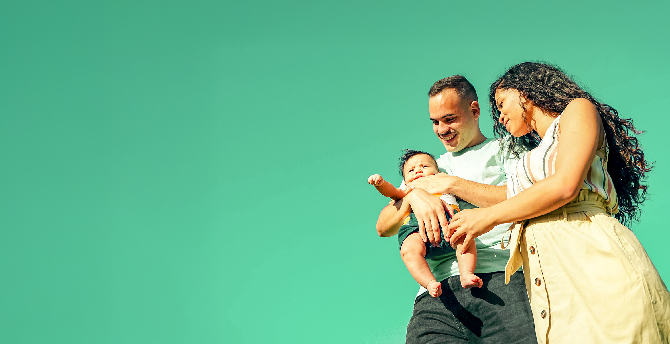 Familia latina recibiendo orientación migratoria en Estados Unidos